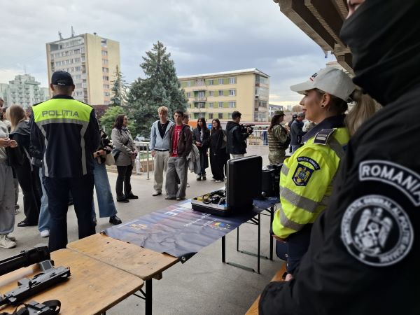 Deva: condițiile de recrutare pentru cariera de polițist, prezentate la Bursa locurilor de muncă
