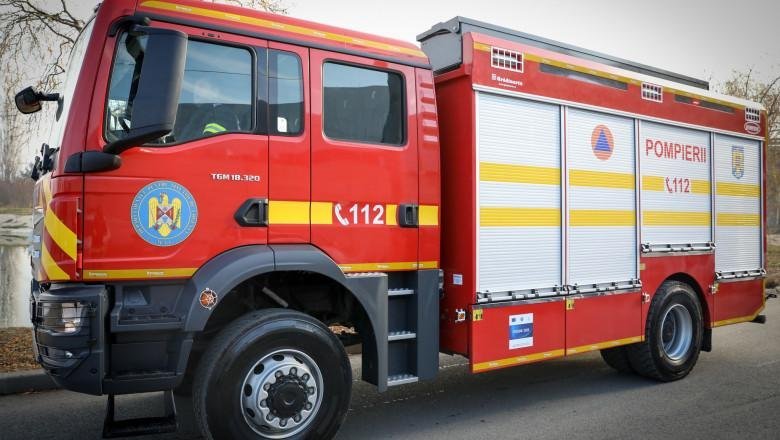 Dezmir: incendiu la anvelopele unei semiremorci pe centura Vâlcele–Apahida, cu pompierii la fața locului