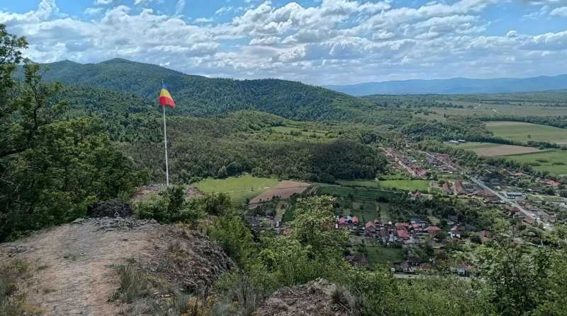 Dezna: cetatea atrage mii de turiști după amenajarea primului traseu via ferrata din județ