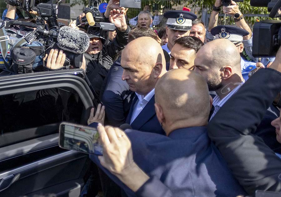 DNA Iași: pamflet despre vizita lui Bolovan, după retrospectiva săptămânii a lui Bihorel