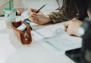 Doar 2 din 10 studenți din România se simt pregătiți pentru primul job, arată un studiu despre facultate