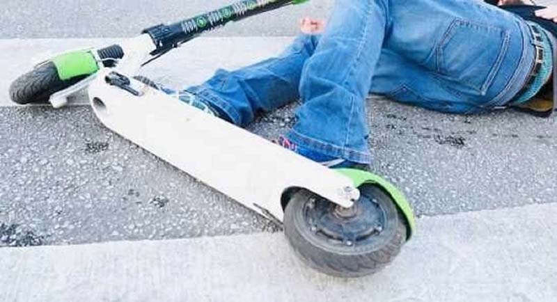 Doi copii răniți după ce s-au răsturnat de pe trotinetă