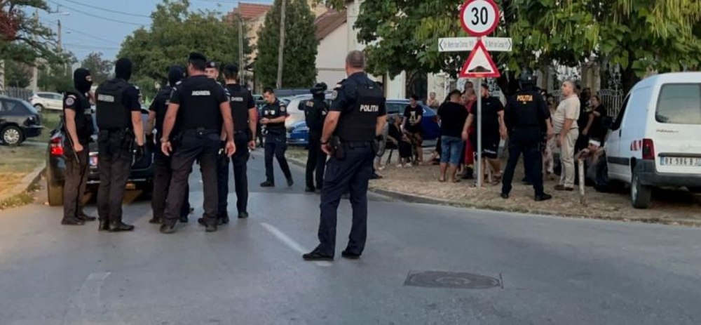 Doi tineri, lăsaţi inconștienți pe asfalt, după o bătaie violentă în plină stradă, în Satu Mare. Cei trei agresori au fo