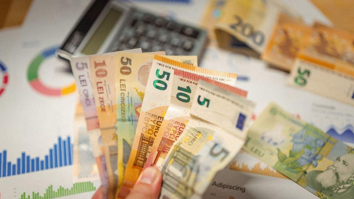 Dolarul urcă peste 4,80 lei, la cotația BNR, iar euro se apropie de maximul istoric