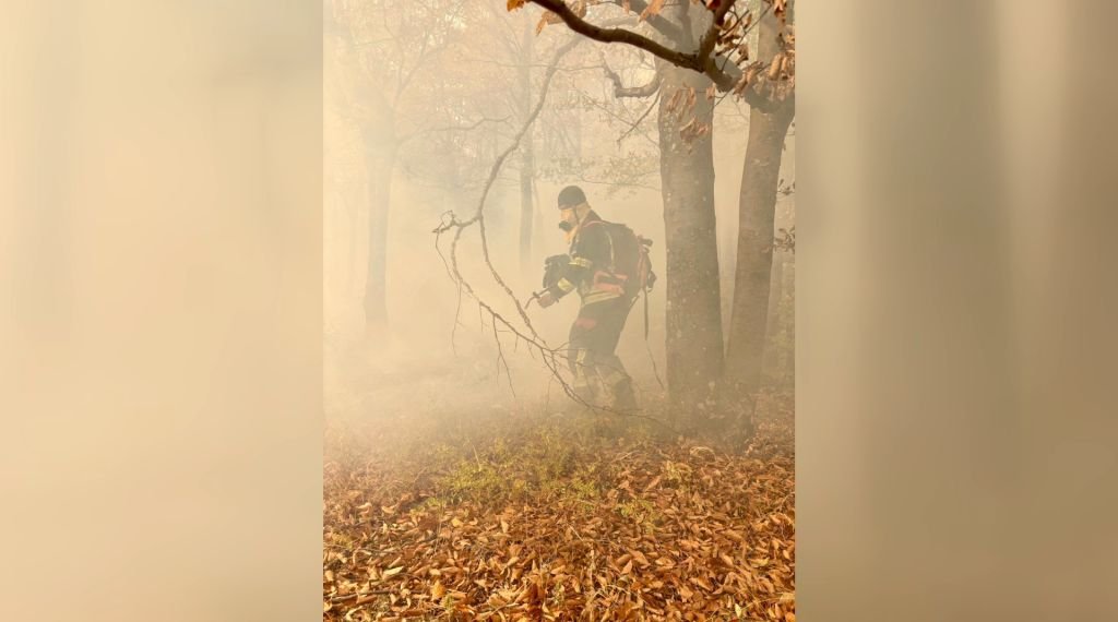 Domogled – Valea Cernei: intervențiile la incendiu continuă, riscul de reaprindere se menține