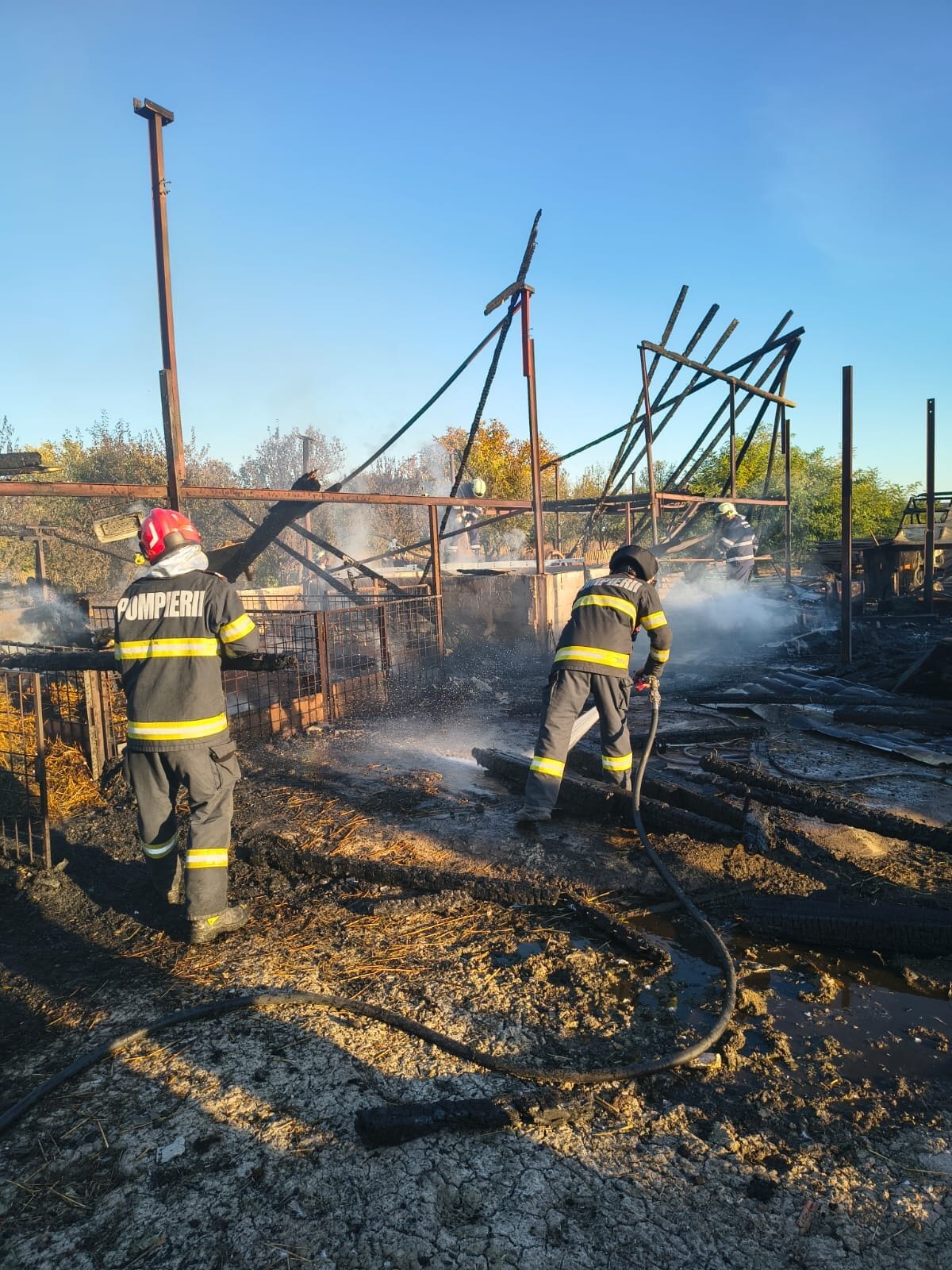 Doua incendii izbucnite aproape deodată în județ - un bărbat a suferit arsuri