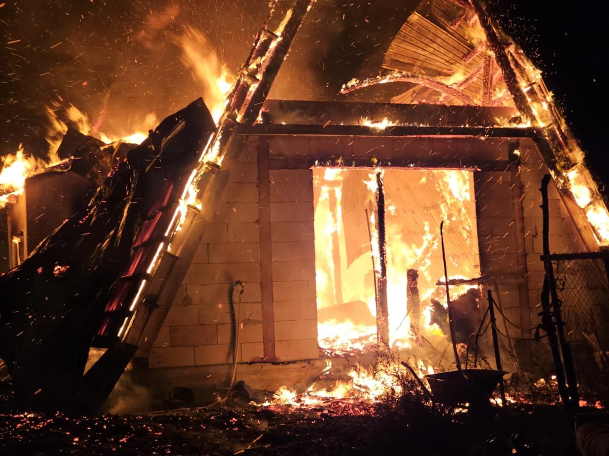 Drăgușeni, Satu Mare: o cabană din lemn a ars în totalitate, în prima dintre două incendii din noapte