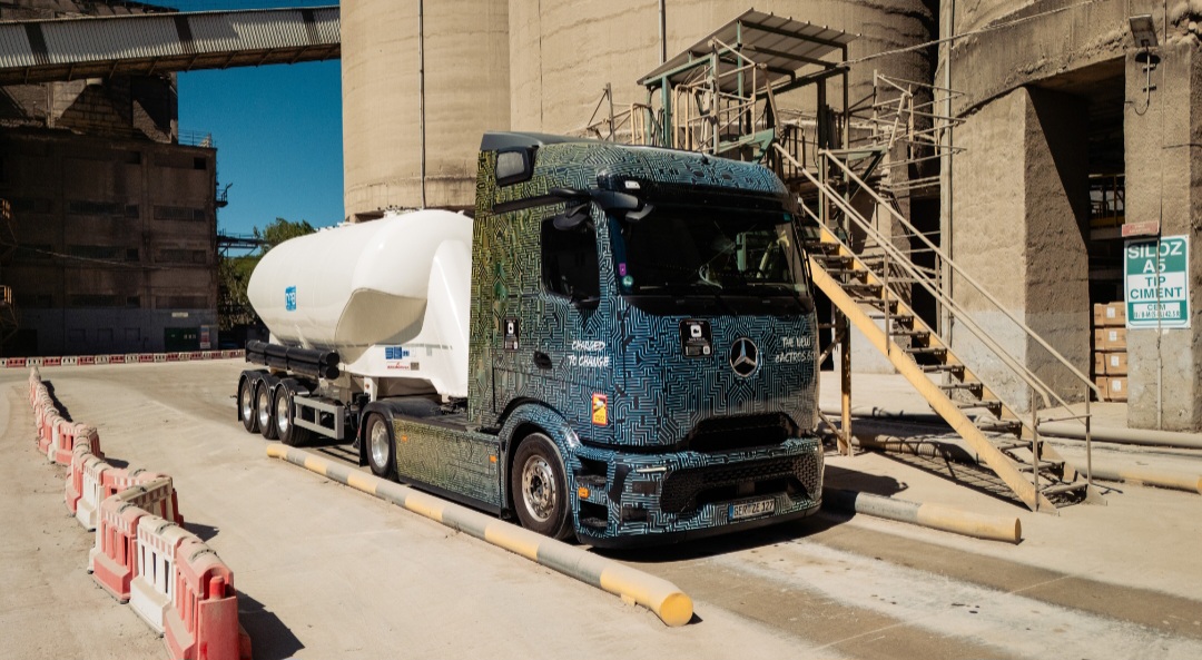Drumuri și Poduri Banat folosește ciment cu emisii aproape zero și camion electric pe un șantier