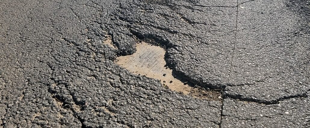 Drumurile județene din Timiș sunt distruse de camioanele pentru autostradă, cere CJ controale