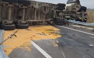 Dumbrăveni, Vrancea: șoferul unui camion răsturnat pe Autostrada A7 a murit, traficul este blocat