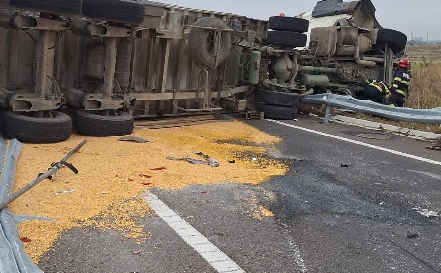 Dumbrăveni, Vrancea: șoferul unui camion răsturnat pe Autostrada A7 a murit, traficul este blocat