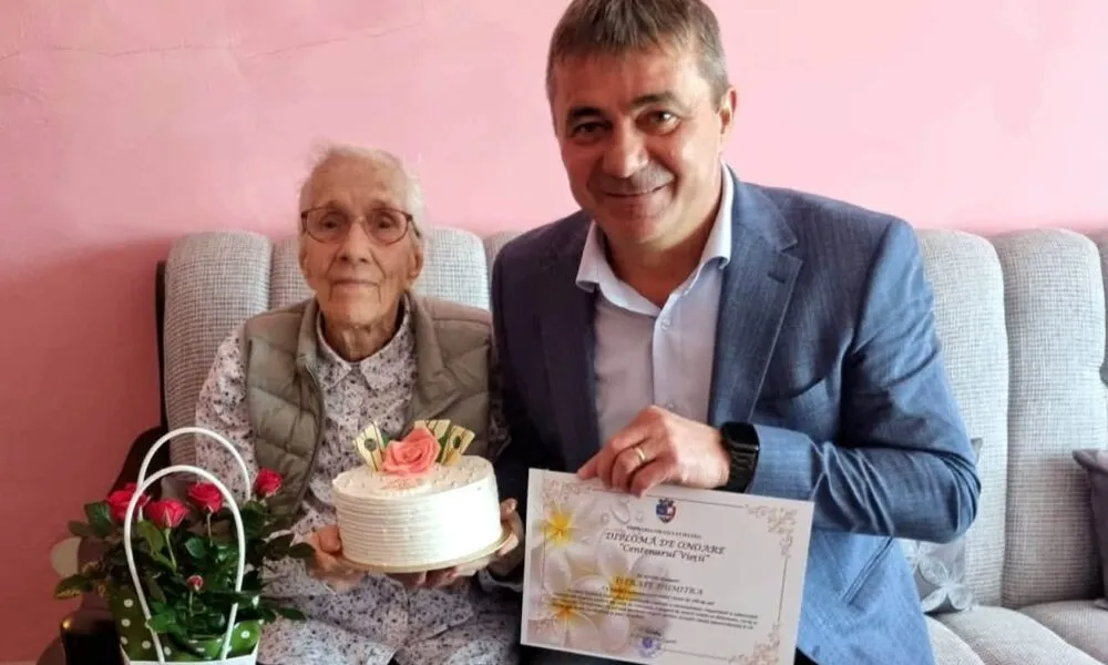 Dumitra Istrate din Hațeg a împlinit 100 de ani și a fost felicitată de primar