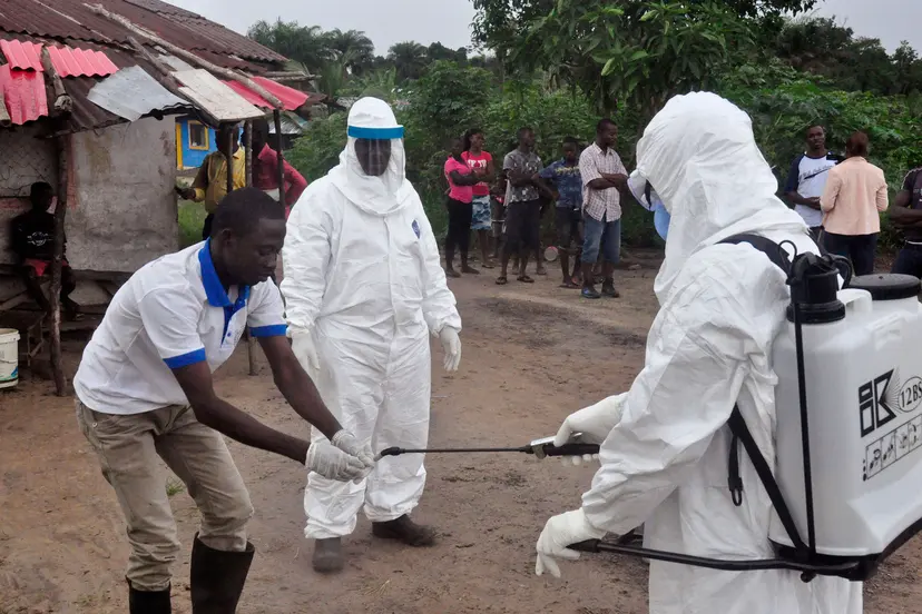 Ebola se extinde în Africa, iar în România riscul de infectare este evaluat ca foarte scăzut