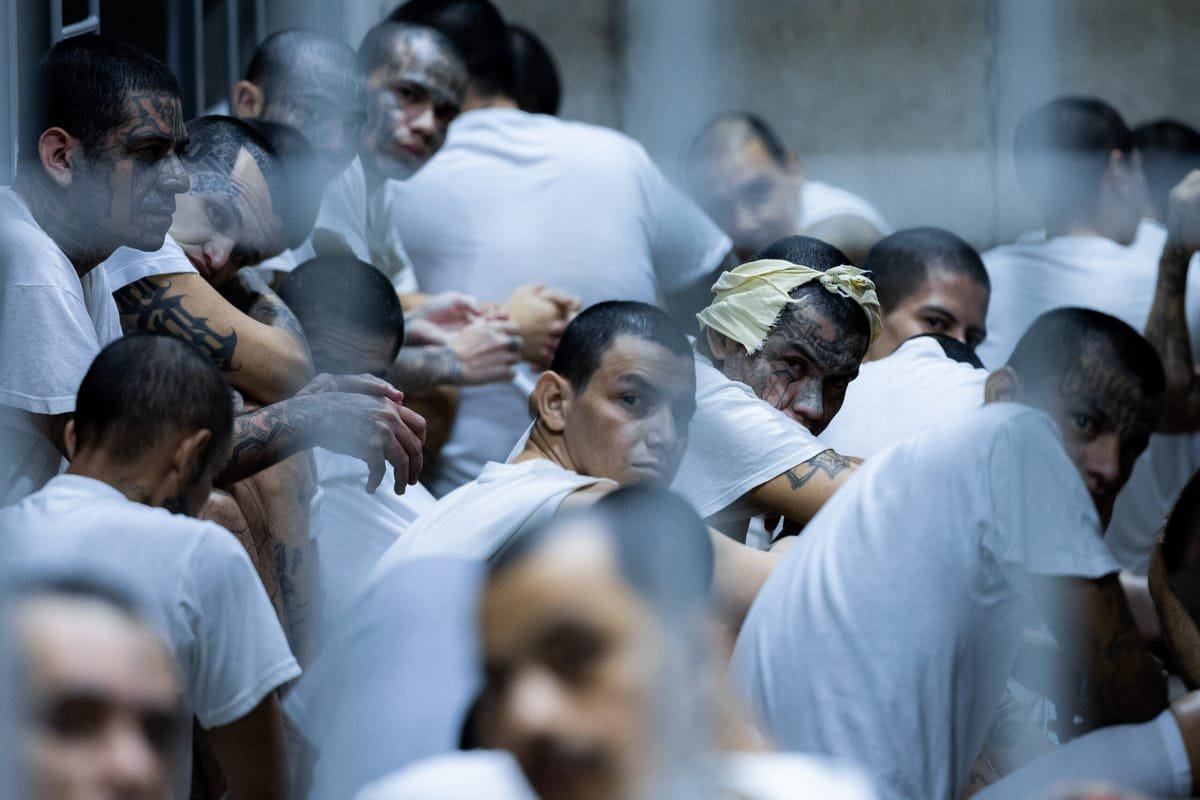 El Salvador: aproape 90% dintre persoanele arestate în războiul împotriva bandelor nu au fost încă judecate