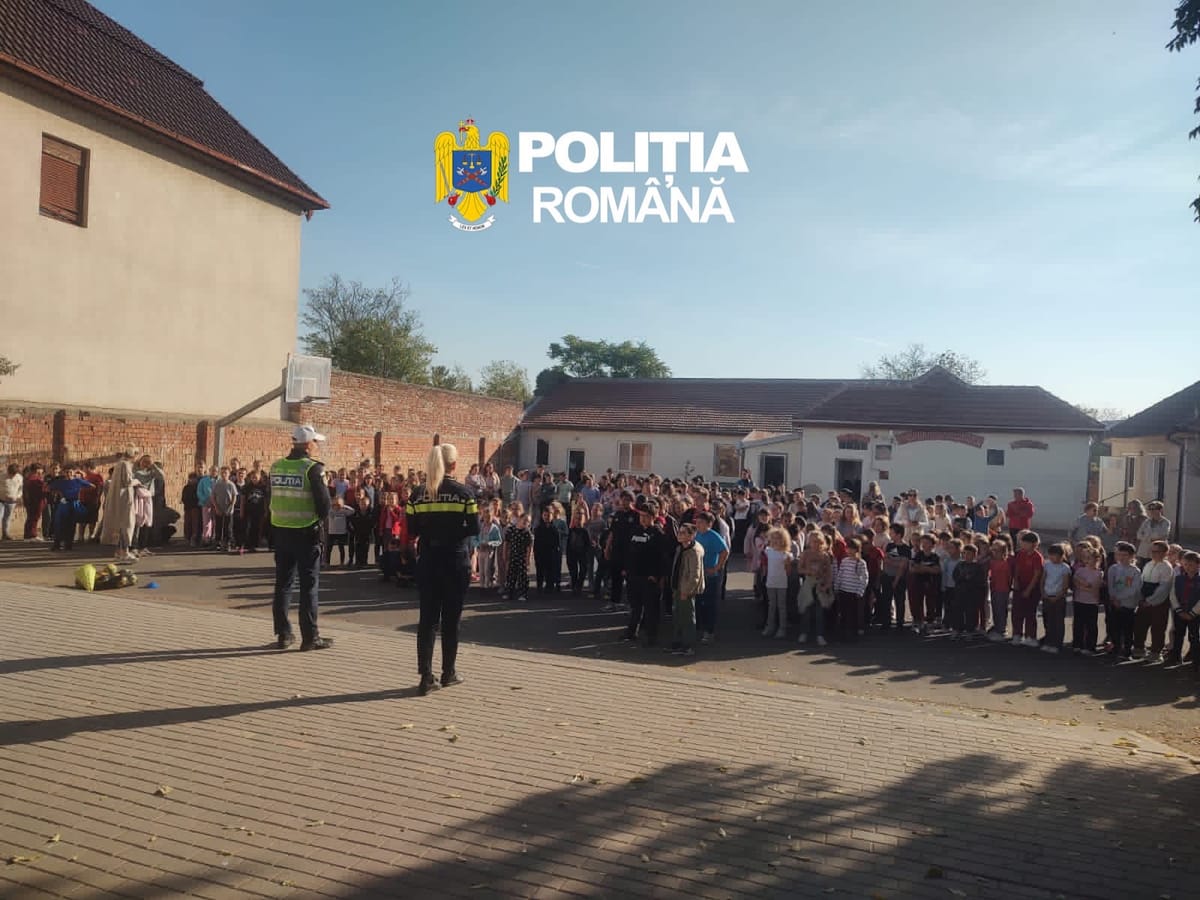 Elevi de la Sabin Drăgoi și Guttenbrunn, instruiți de polițiști despre regulile rutiere