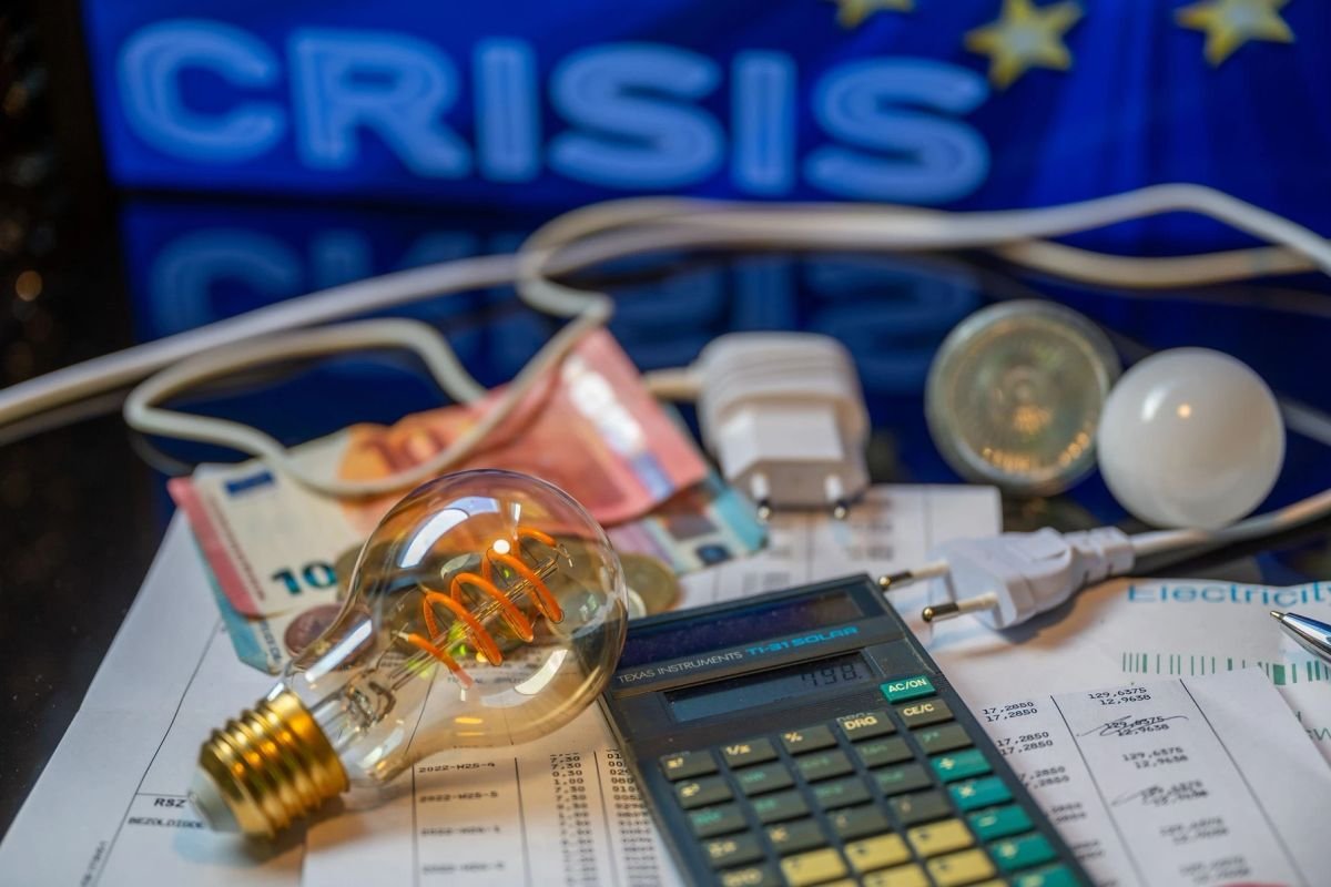 Energia electrică din România e mai scumpă decât în Occident, din cauza gazelor și a producției hidro scăzute