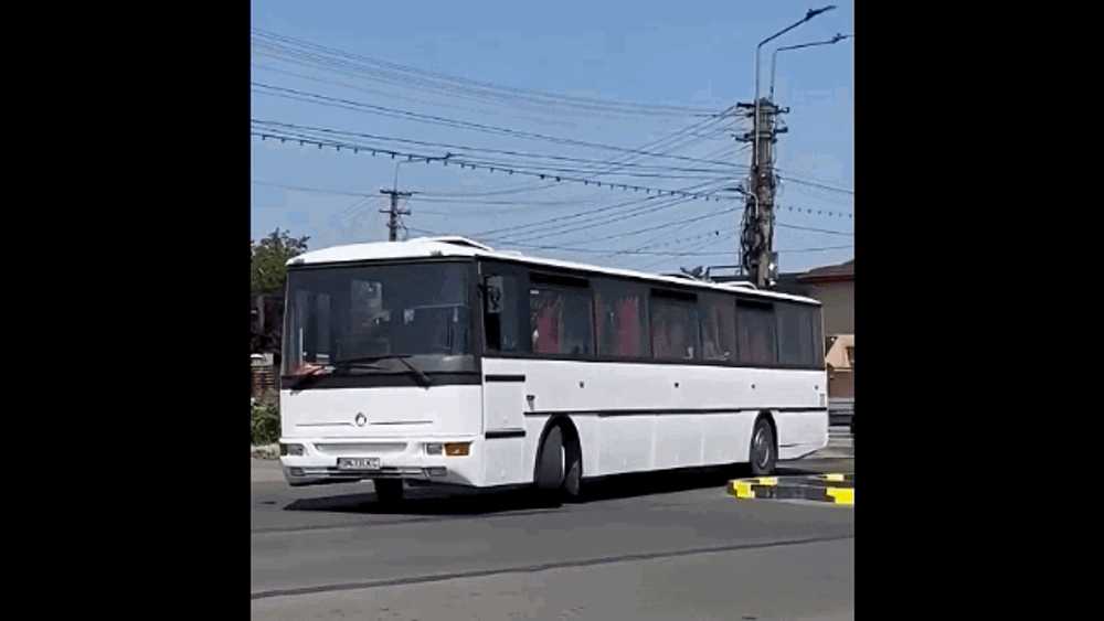 „Este gândit de o minte luminată cu lanterna”. Manevrele chinuite ale unui autobuz blocat într-un sens giratoriu din Car