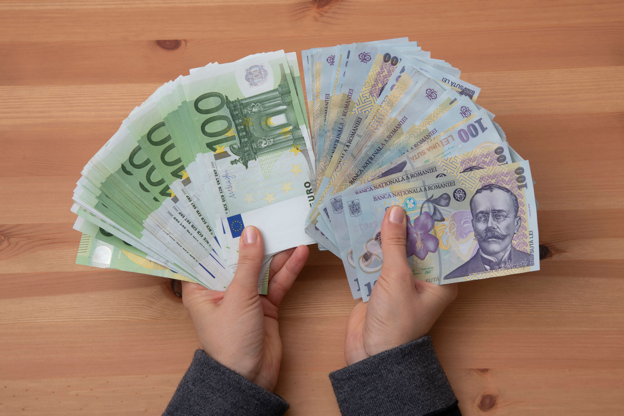 Euro a atins un nou maxim istoric. Leul rămâne sub presiune