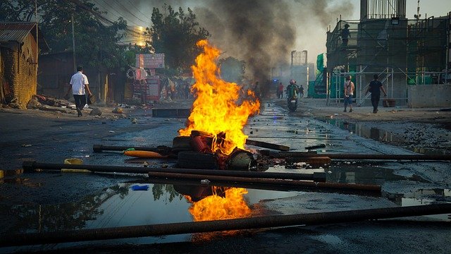 Europa: protestele împotriva scumpirilor se extind, iar în unele state au fost violențe și jafuri