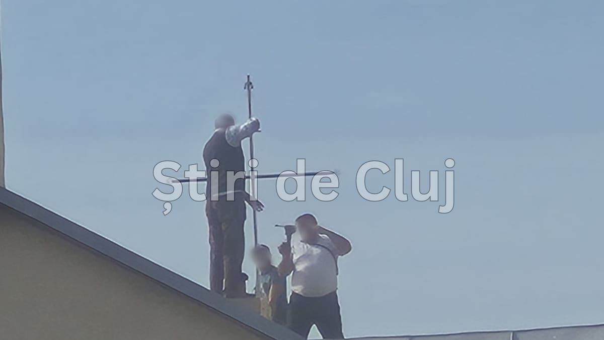 EXCLUSIV Cluj: patru muncitori s-au urcat pe acoperișul mănăstirii fără cască și echipament