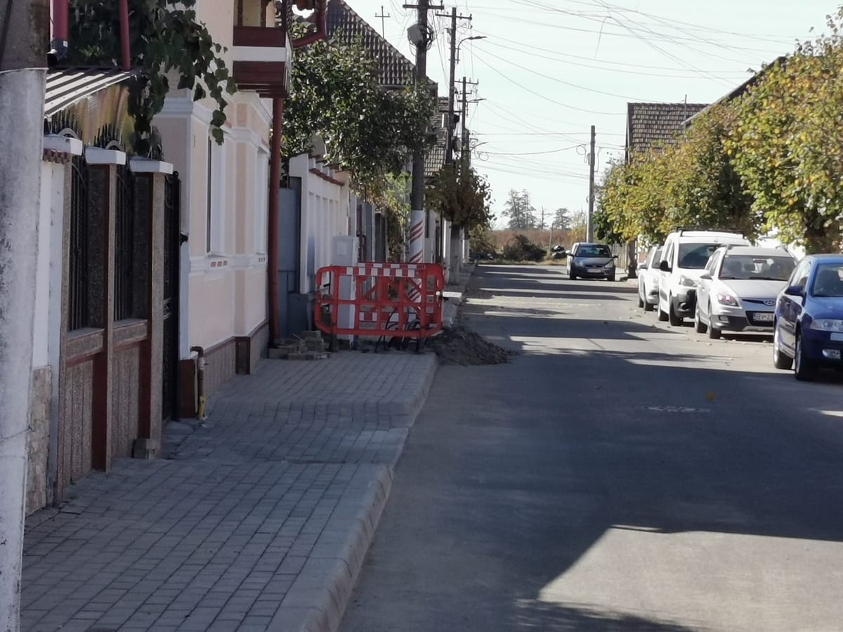 Făgăraș: cartierul Ion Creangă, în șantier de patru luni, cu gropi și trotuare demontate
