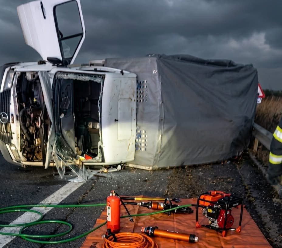 Făget, pe A1 spre Arad: camionetă răsturnată, trafic doar pe banda a 2-a
