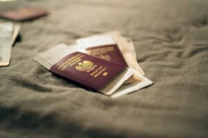 Fără acte și bani în străinătate: ce trebuie să faci pentru a te întoarce în România și când ajută consulatul