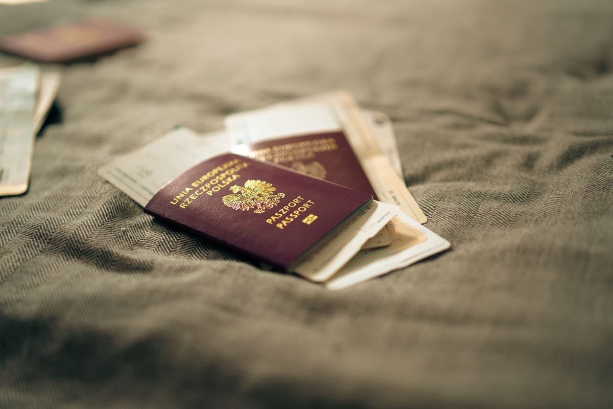 Fără acte și bani în străinătate: ce trebuie să faci pentru a te întoarce în România și când ajută consulatul