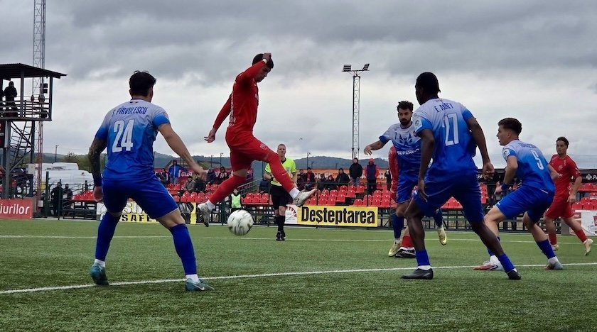 FC Bacău o învinge clar pe Gloria Bistrița, 3-0, și urcă în play-off în Liga a II-a