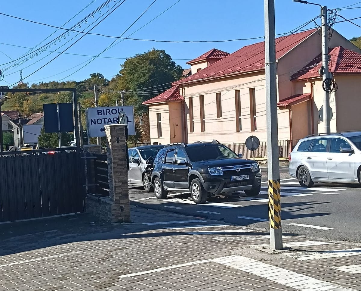 Feleac: șofer de 72 de ani a intrat în mașina din față; o pasageră de 71 de ani a necesitat îngrijiri medicale