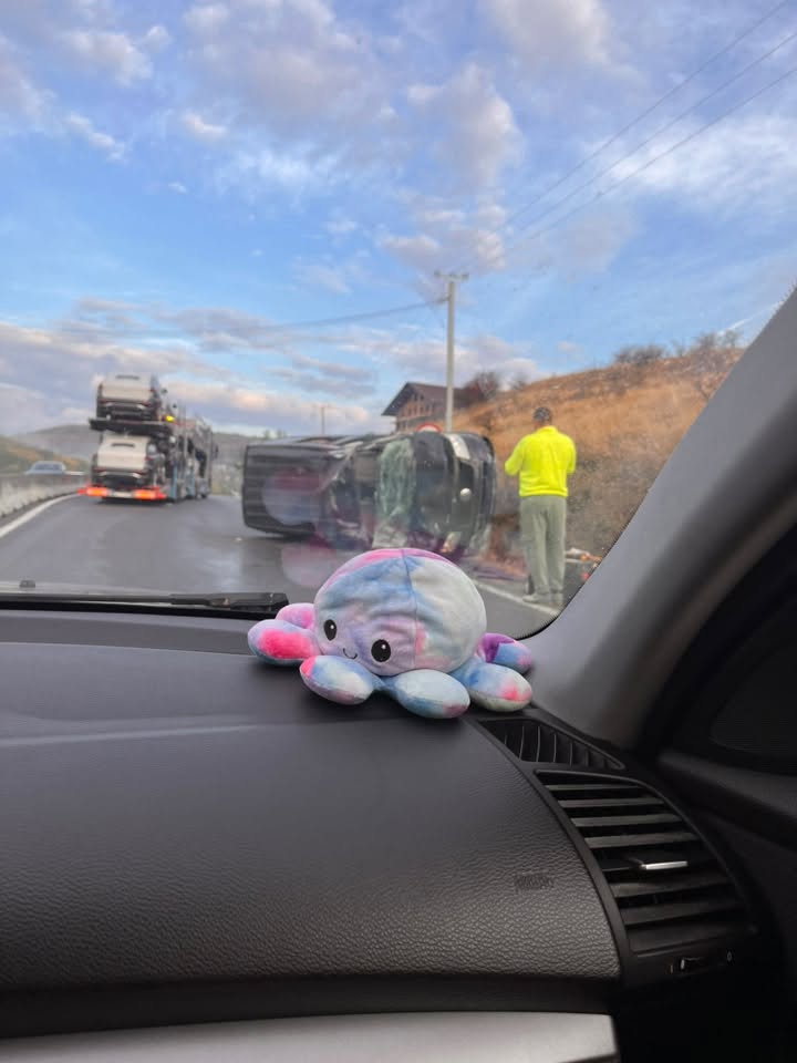 Feleac: un autoturism s-a răsturnat pe DN 1, între Turda și Cluj-Napoca, iar circulația este îngreunată