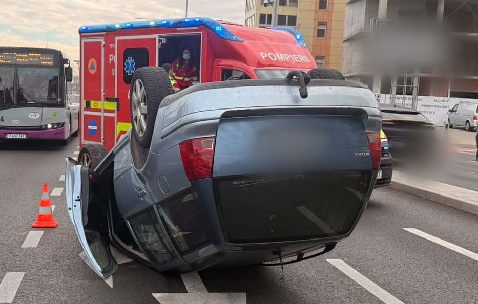 Femeie încarcerată după ce o mașină s-a răsturnat pe strada Avram Iancu din Florești