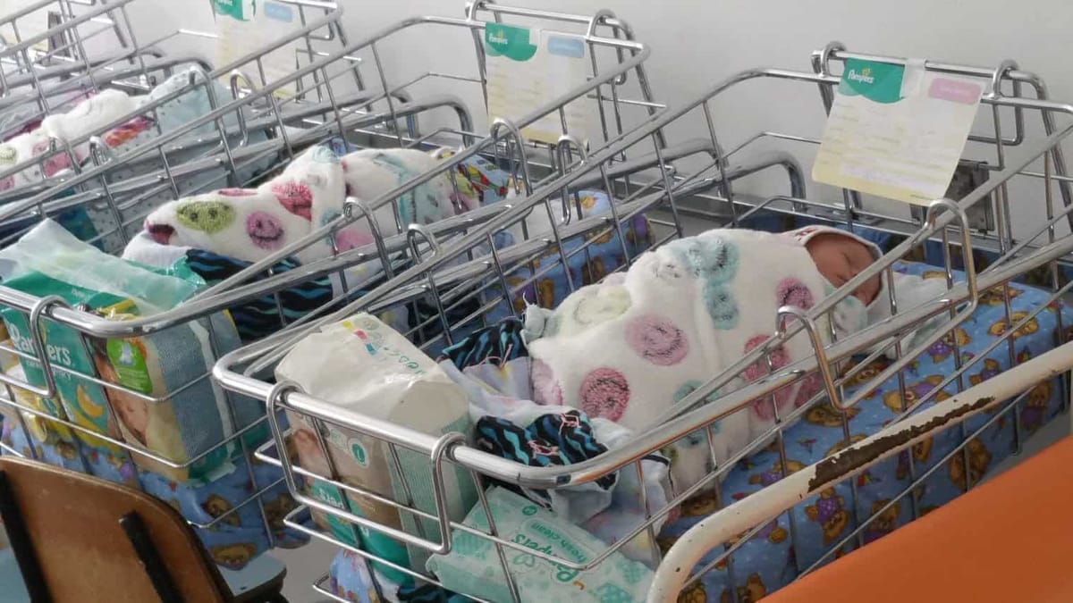 Femeile însărcinate ar putea avea dreptul la un însoțitor la naștere și mai multă intimitate în maternități