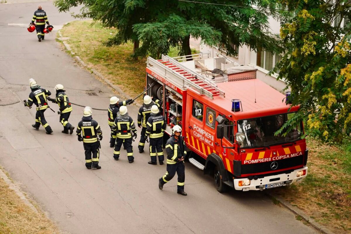 Flăcări pe 15 hectare lângă Săliște. Pompierii sibieni intervin