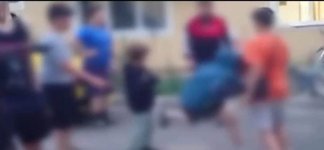 Florești: copil de 10 ani, bătut și lovit cu un bici improvizat pe o stradă. Doi localnici au intervenit
