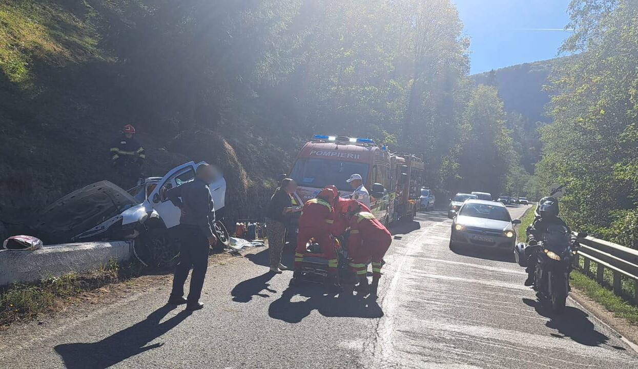 FOTO: Accident grav la ieșirea din Câmpeni spre Vadu Moților. O femeie a fost transportată la spital, un alt bărbat a fo