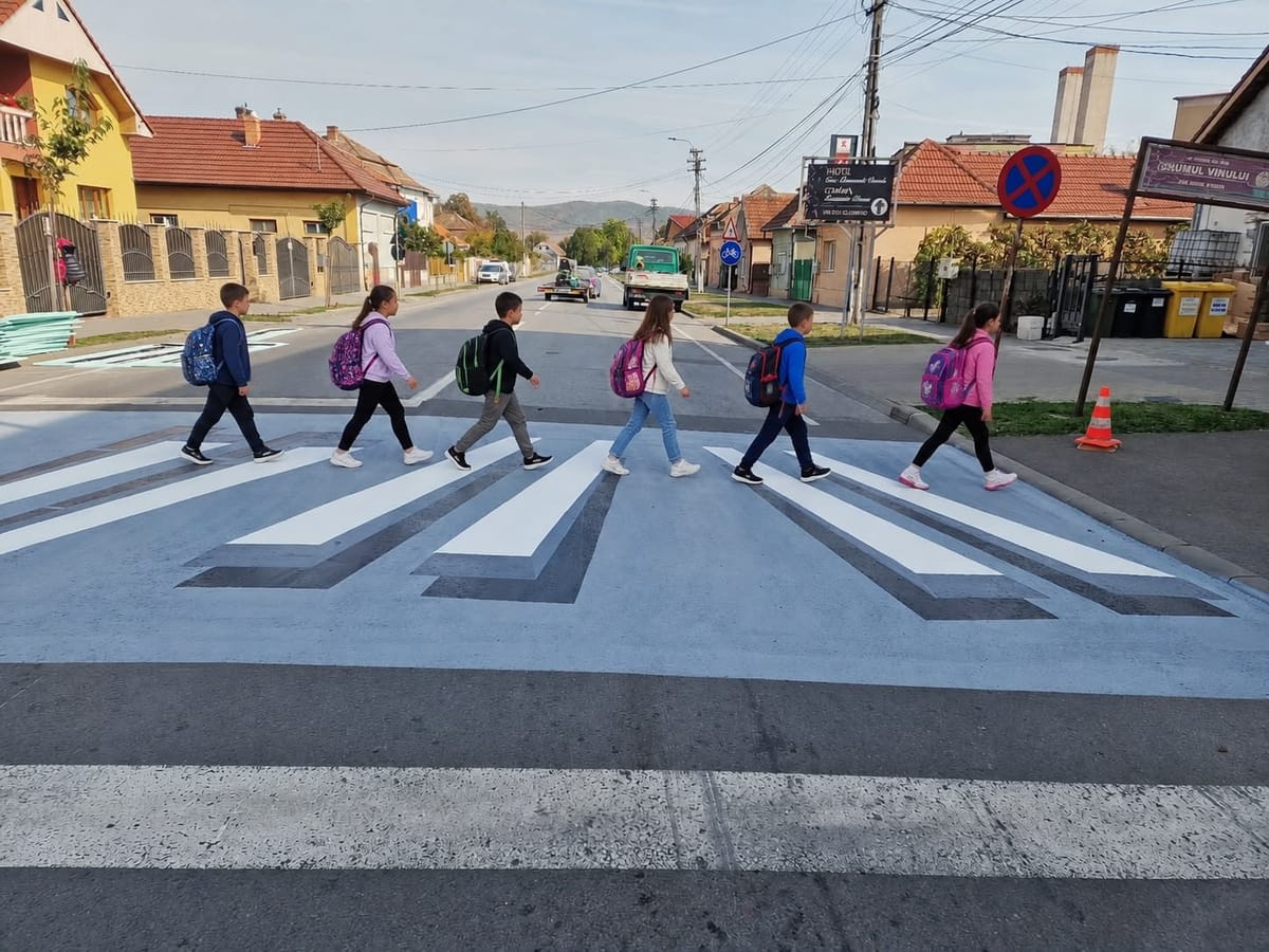 FOTO Aiud: trecere de pietoni desenată cu marcaje tridimensionale, lângă o școală