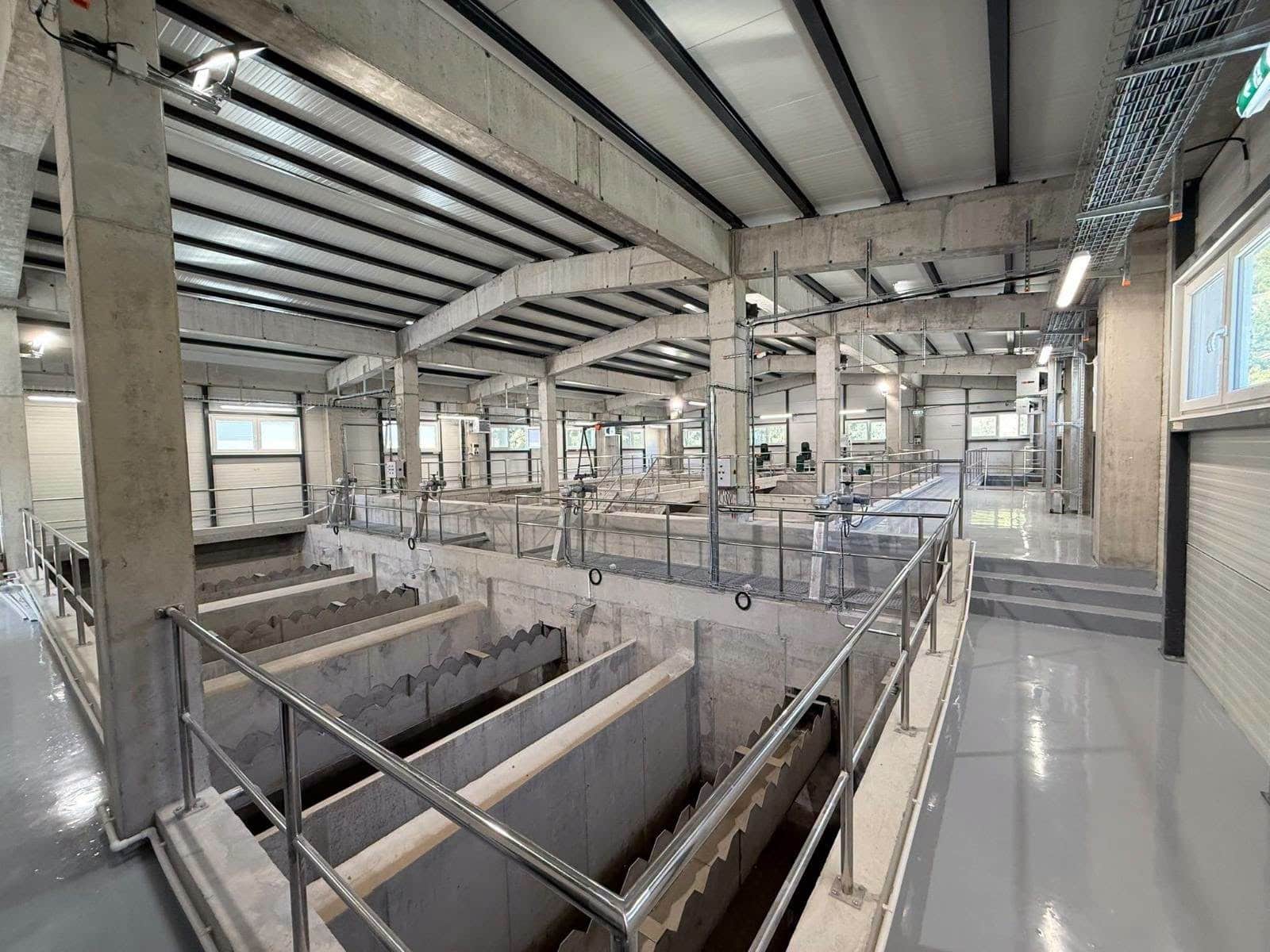 FOTO Au început testele la noua Stație de Tratare a Apei Mihoiești. Va asigura apa potabilă pentru 20.000 de locuitori d