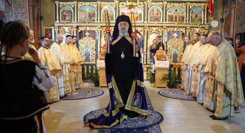 FOTO: Biserica din Sărmașu, resfințită după ample lucrări de renovare și modernizare