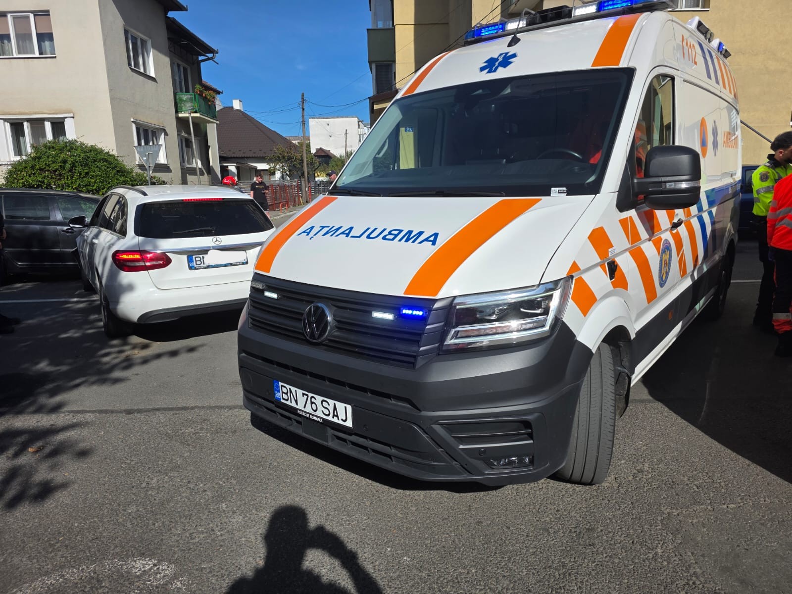 FOTO Bistrița: Accident cu două mașini dintre care una condusă de o șoferiță începătoare pe strada Petre Ispirescu