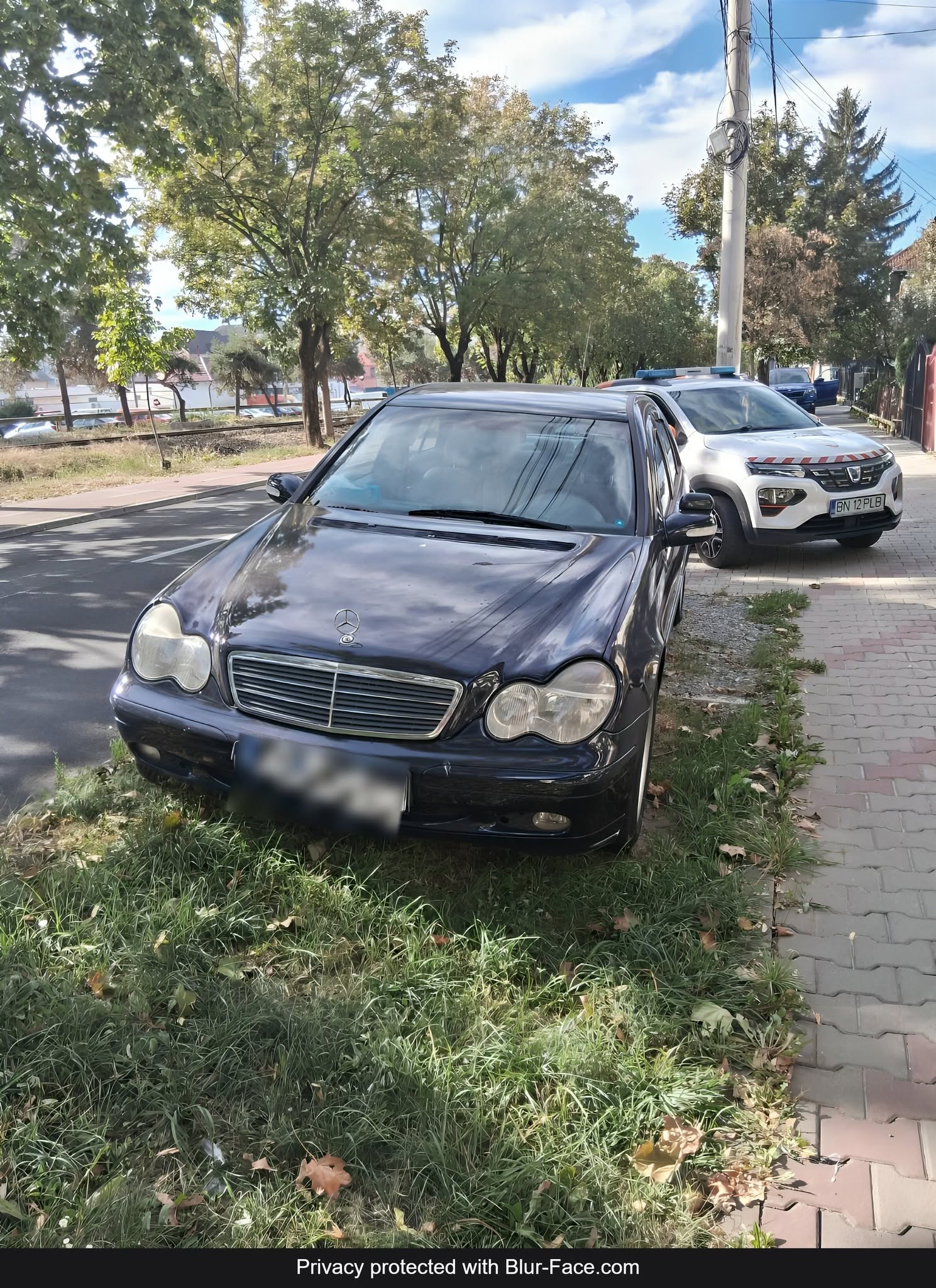 FOTO Comoditatea costă! Zeci de bistrițeni amendați de Poliția Locală după ce și-au parcat mașinile pe spații verzi