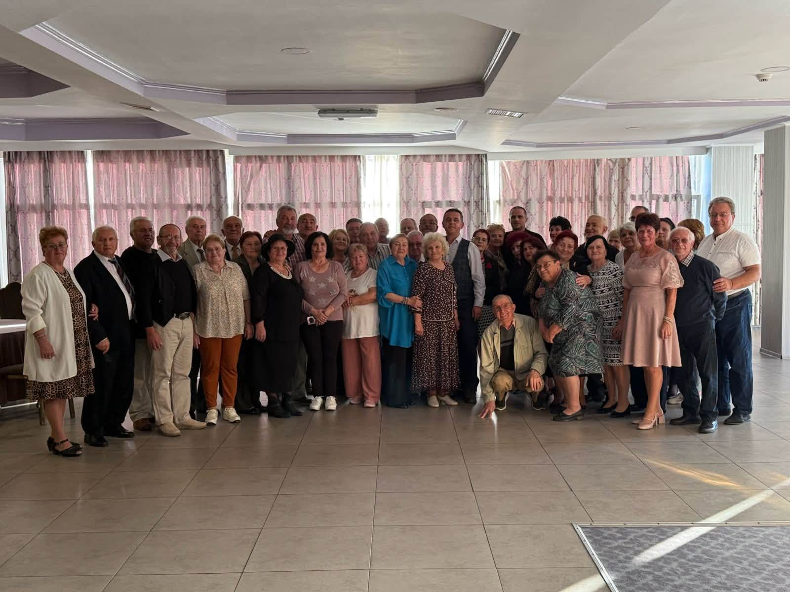FOTO/ Cum au petrecut seniorii, de ziua lor, la sediul PSD