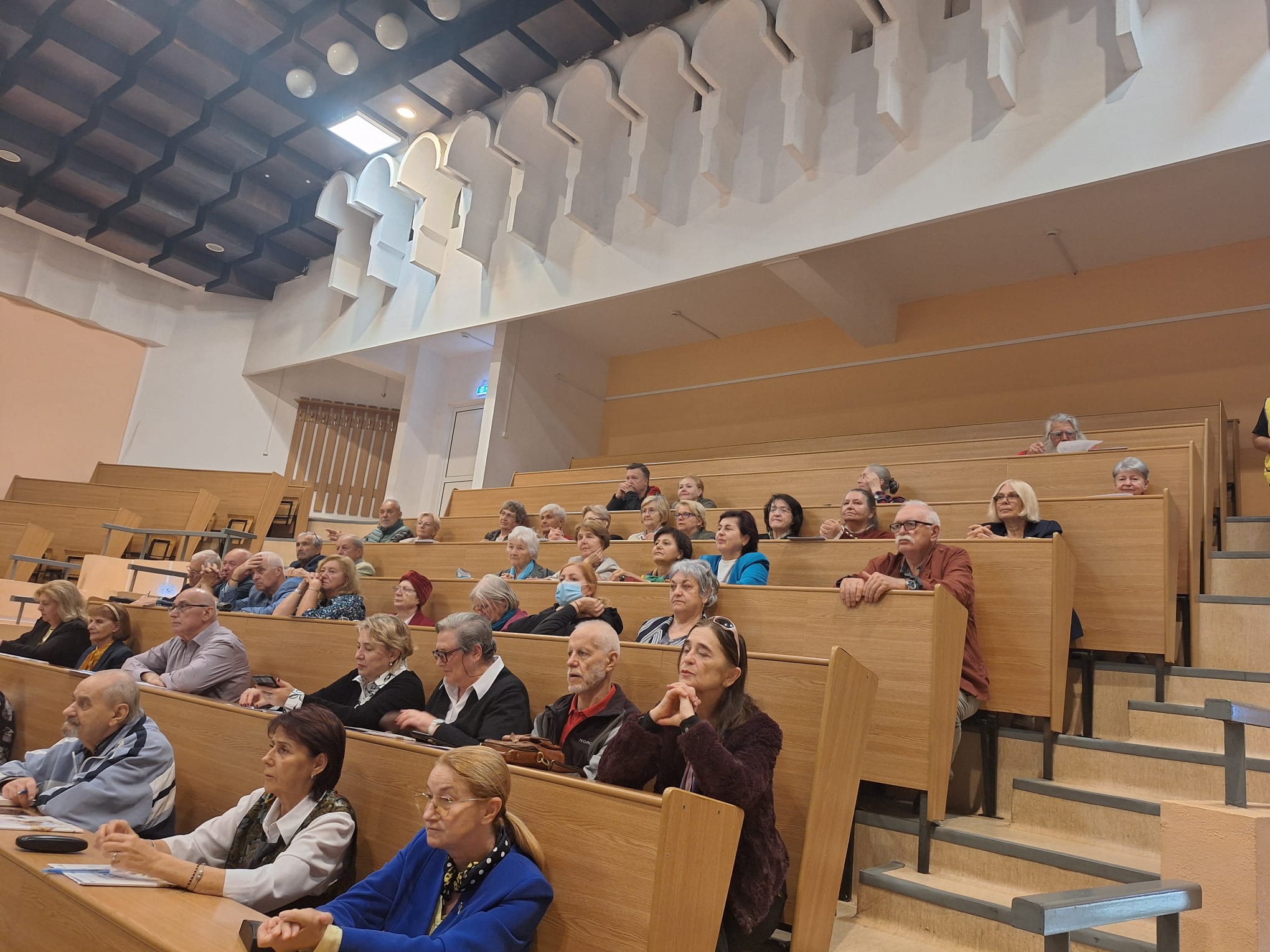 FOTO EXCELENT: Educația nu are vârstă la Bistrița! 70 de seniori au început astăzi cursurile Universității Vârstei a T