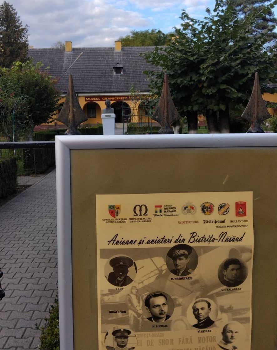 FOTO: Năsăud găzduiește o expoziție despre aviatorii care au scris istorie în Bistrița-Năsăud