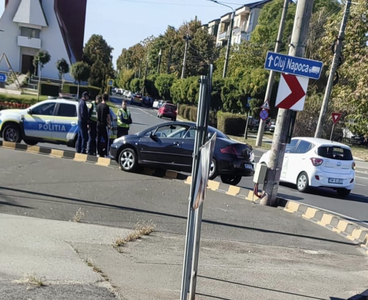 FOTO. Șofer „cățărat” pe sensul giratoriu de la Burdea. Mașina a rămas blocată