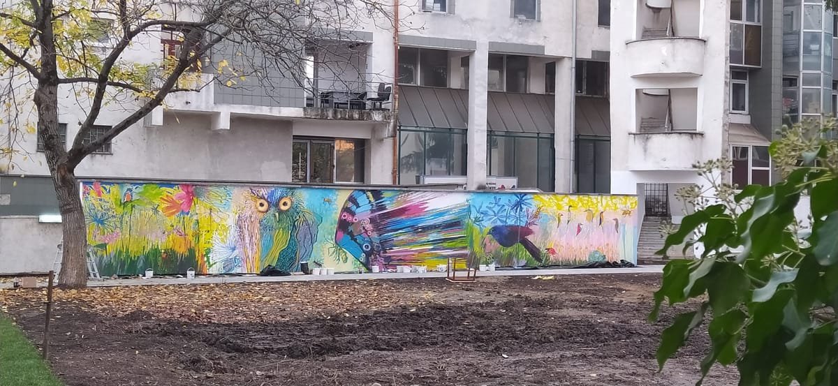 FOTO/VIDEO Bistrița primește o nouă pictură murală semnată de Radu Hangan și Paul Târziu
