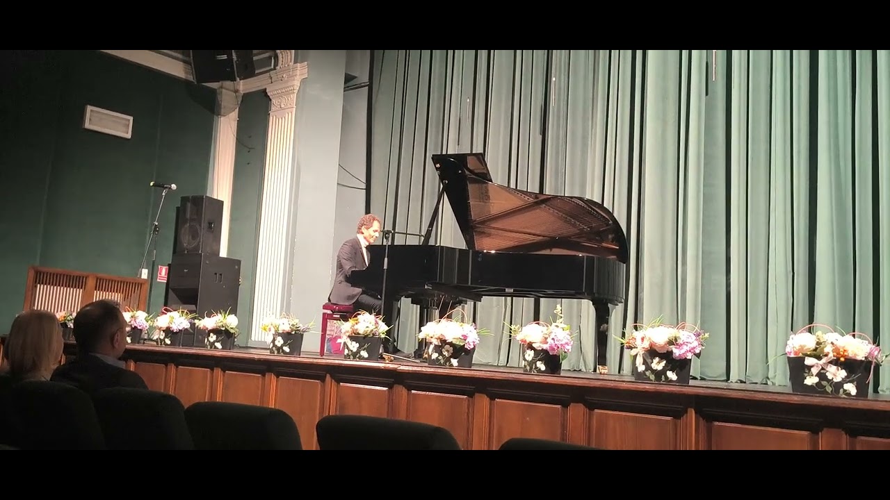 FOTO/VIDEO: Pianistul Paul Staicu, în premieră la Bistrița. „Poate că stilul muzical nu este decât o iluzie”
