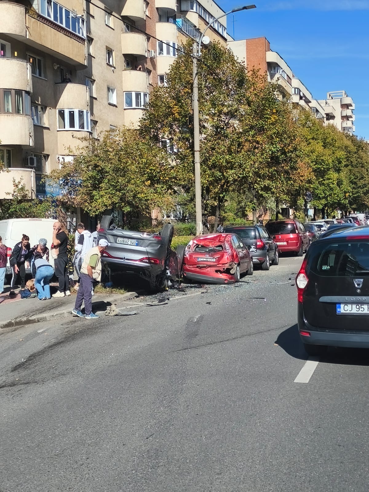 FOTO/VIDEO – Un bistrițean s-a răsturnat cu mașina în Cluj-Napoca! A avariat trei mașini și și-a băgat pasagera în spita