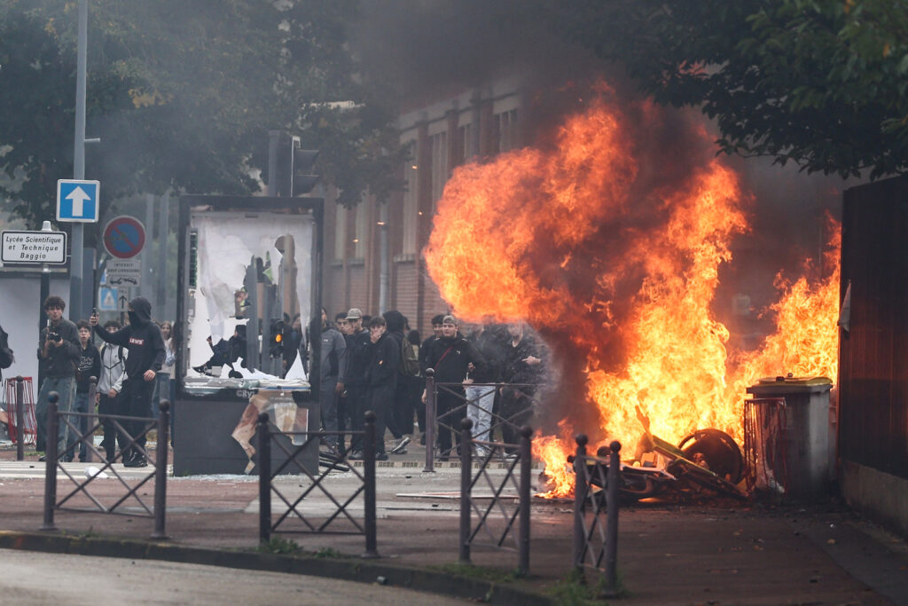 Franța: Cel puțin 400 de școli au rămas închise după ce protestele elevilor împotriva măsurilor de austeritate au deveni