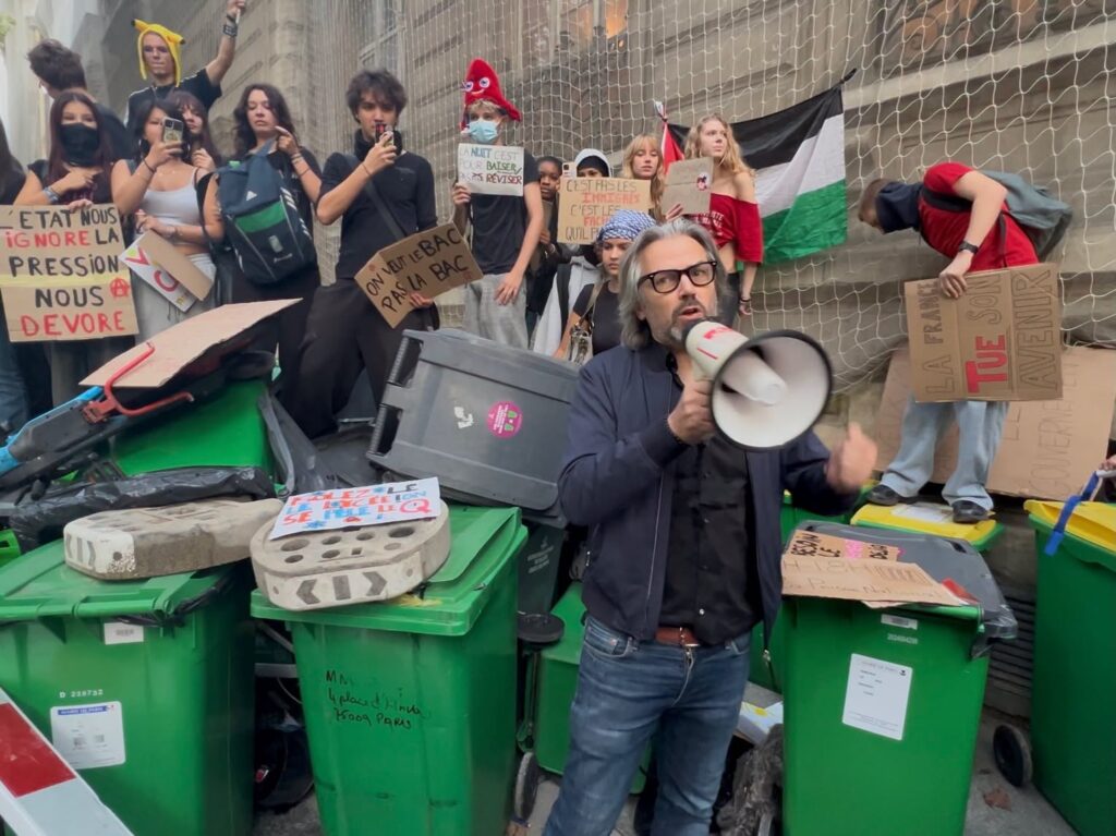 Franța: Revoltele elevilor degenerează în violență, partidul Franța Nesupusă (LFI, extrema stângă) acuzat de incitare
